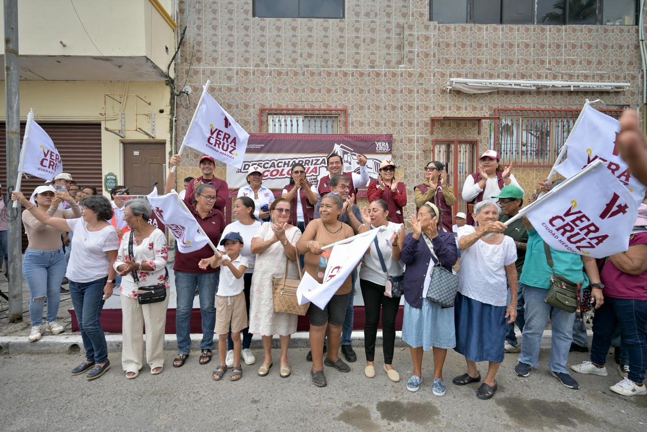 La alcaldesa Rosa María Hernández Espejo durante la jornada de descacharrización en la colonia Ricardo Flores Magón