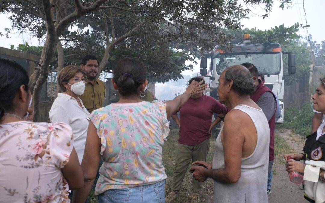 Alcaldesa supervisa combate a incendio en tiradero clandestino