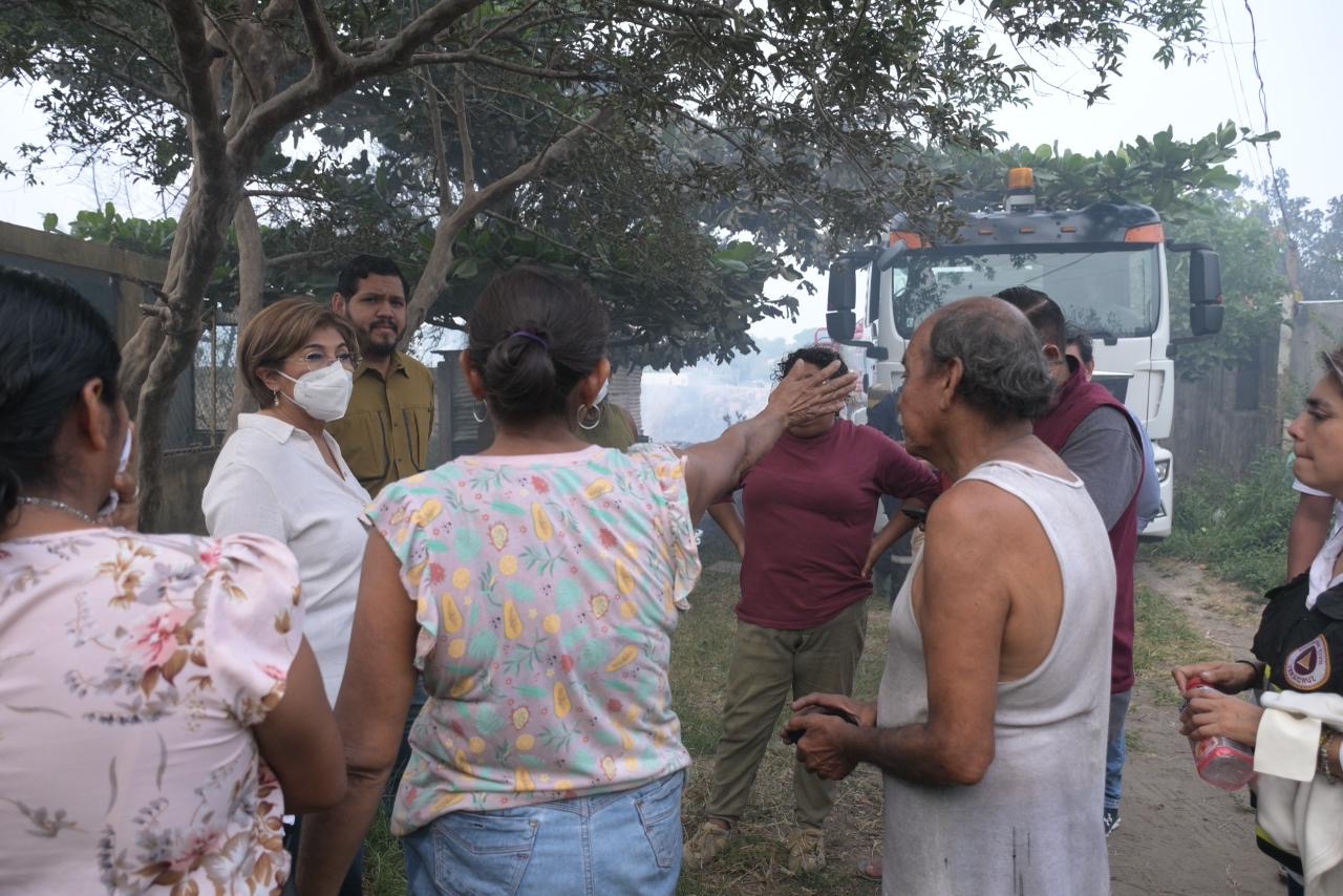 Alcaldesa Rosa María Hernández Espejo supervisa labores de combate a incendio en tiradero clandestino