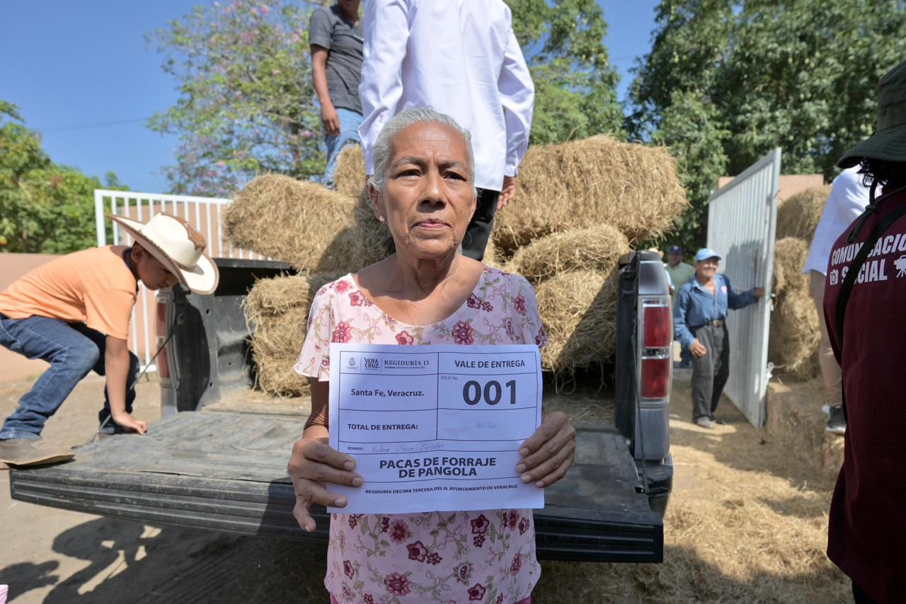 Alcaldesa Rosa María Hernández durante presentación de programa de pacas en Delfino A. Victoria