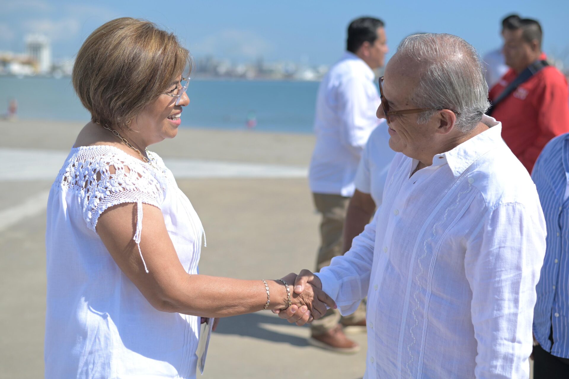 La alcaldesa de Veracruz, Rosa María Hernández Espejo, durante el homenaje por el Día del Maestro en la Plaza Cívica del Magisterio.