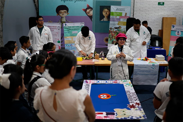 Estudiantes de QFB UV imparten taller científico a niños en FILU 2026