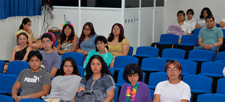 Estudiantes durante la charla sobre género y colonialismo en la Facultad de Psicología de la UV