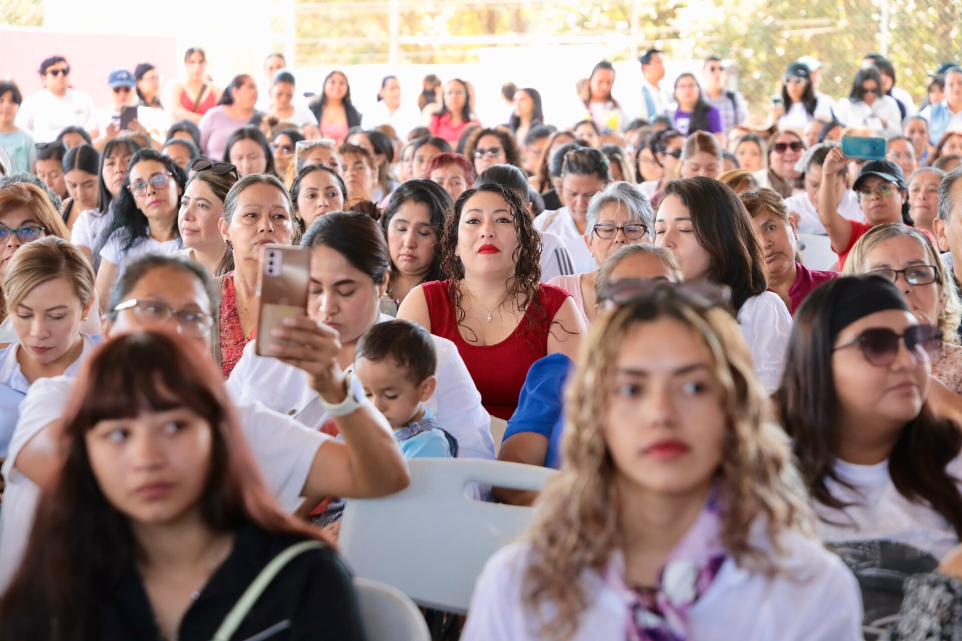 Gobierno acerca protección y justicia a mujeres en colonia Rafael Lucio