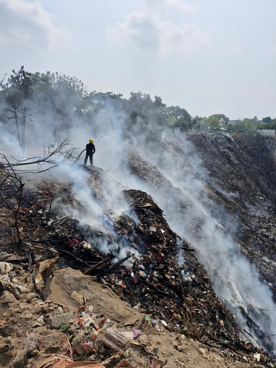 Elementos de Bomberos de Veracruz atienden puntos humeantes en zona norte cerca de Lomas del Ángel