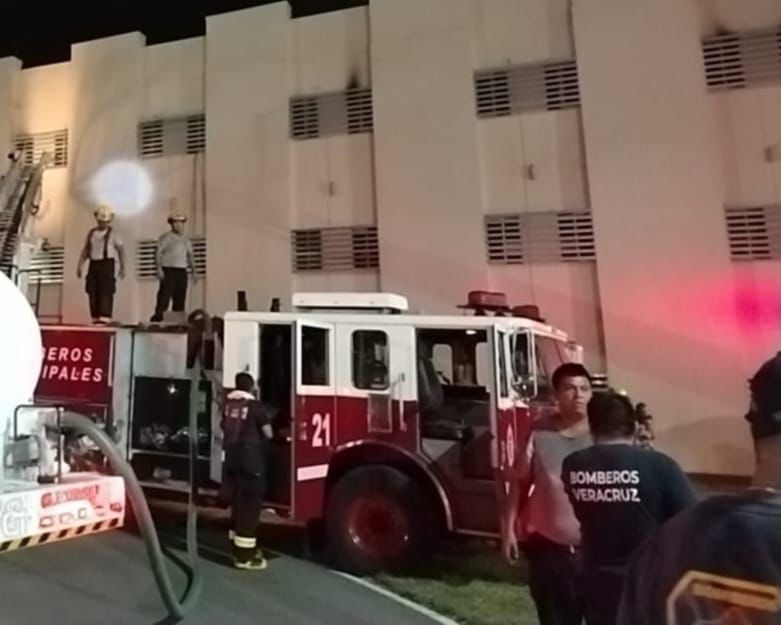 Bomberos atienden incendio en Escuela Náutica Mercante en Veracruz