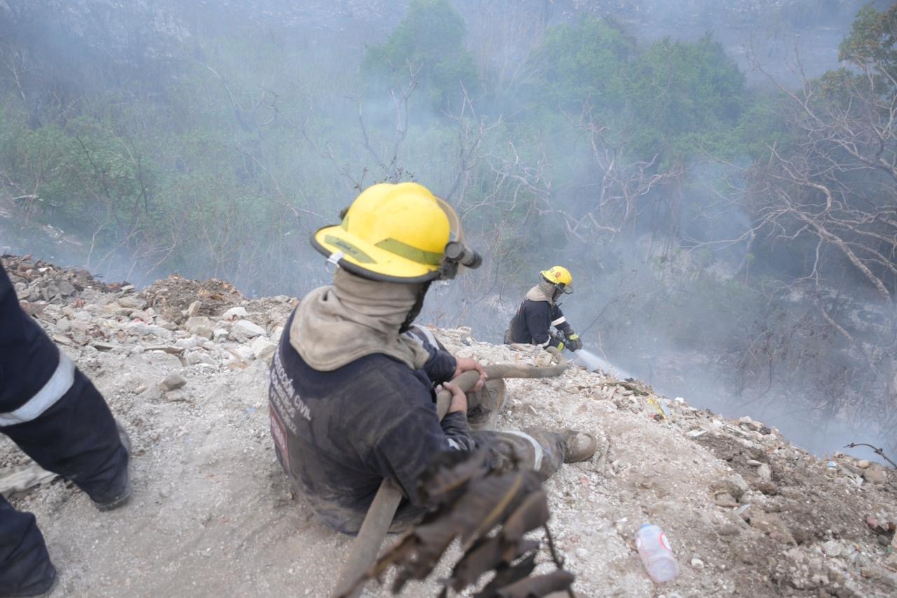 Alcaldesa supervisa combate a incendio en tiradero clandestino
