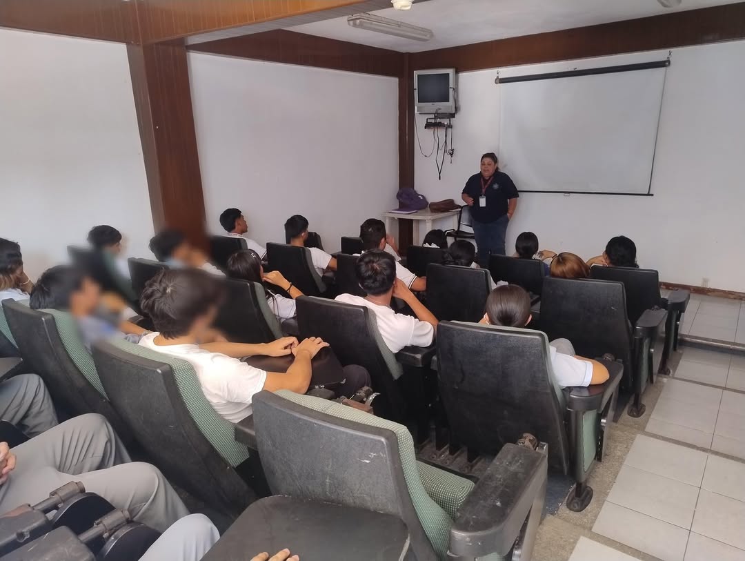 Estudiantes durante capacitación sobre prevención de acoso escolar en Fortín de las Flores