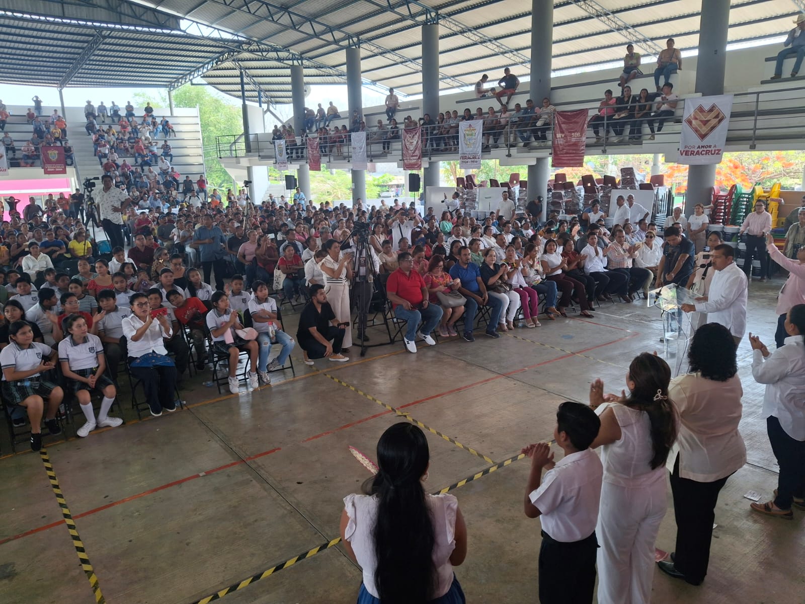 Concluye entrega de mobiliario a 266 escuelas en Álamo