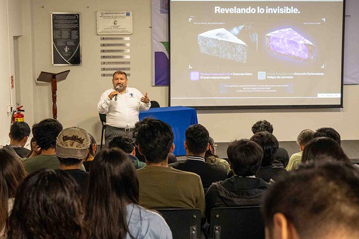 Ce Tochtli Méndez Ramírez durante conferencia sobre concreto ecológico en el 3er Foro de Materiales Sustentables y Resiliencia Estructural