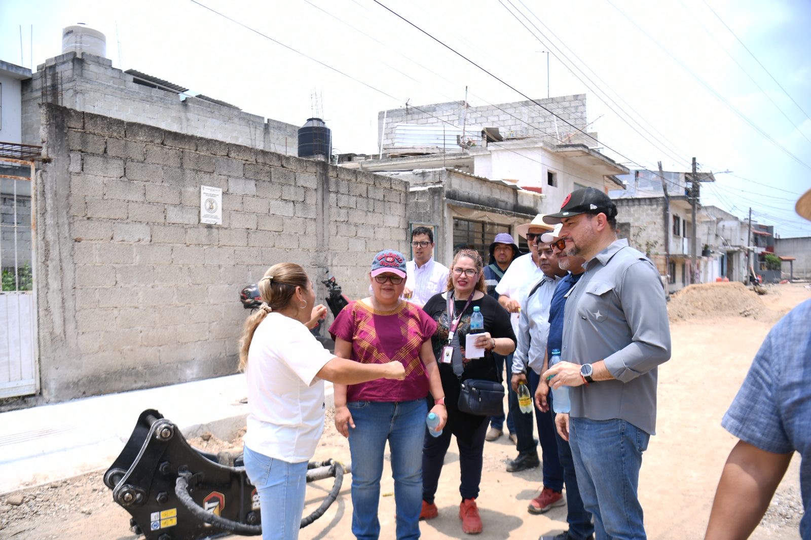 La alcaldesa Daniela Griego supervisa obras en colonias de Xalapa