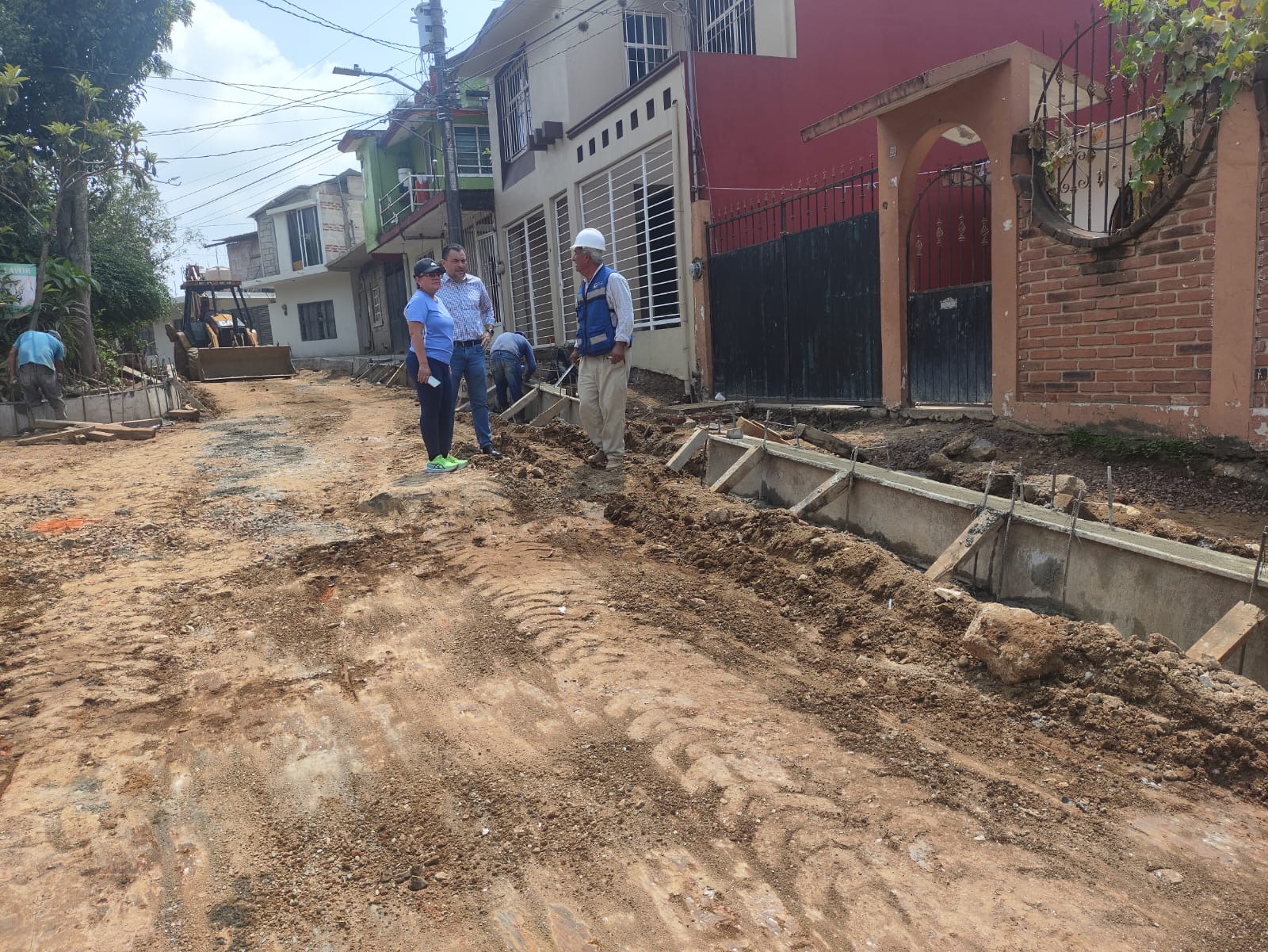 Alcaldesa Daniela Griego supervisa obras de pavimentación en colonia de Xalapa