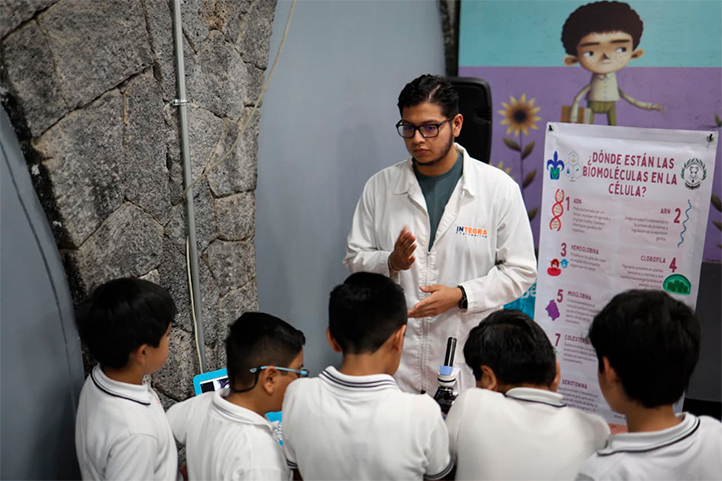 Estudiantes de QFB UV acercan ciencia a niños en FILU 2026