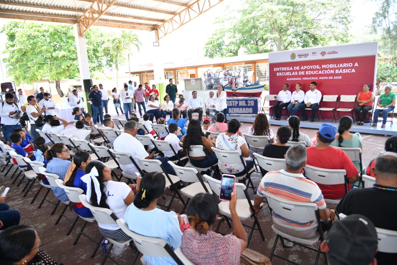 Entrega de mobiliario escolar en la Escuela Secundaria Técnica Pesquera No. 20 de Alvarado