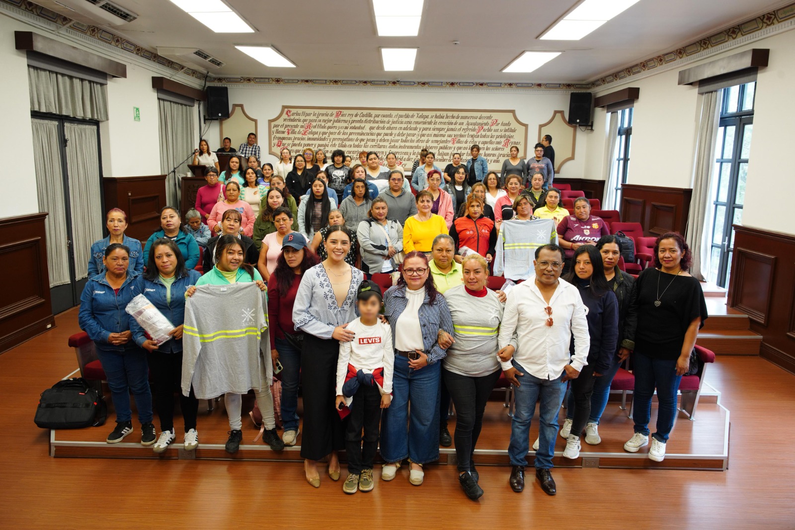 Entregan uniformes a trabajadoras de Limpia Pública en Xalapa