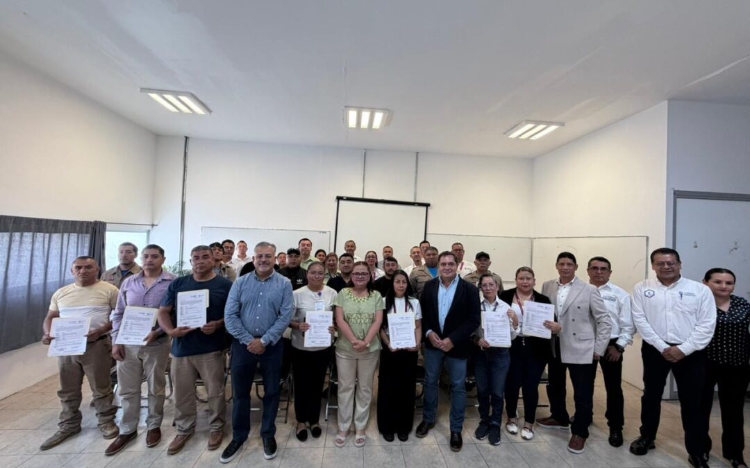 Daniela Griego entrega 14 plazas a personal de la CMAS en Xalapa