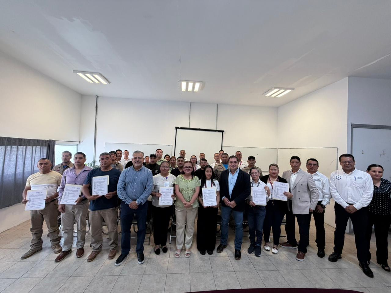 Alcaldesa Daniela Griego entrega plazas a personal de la CMAS en Xalapa