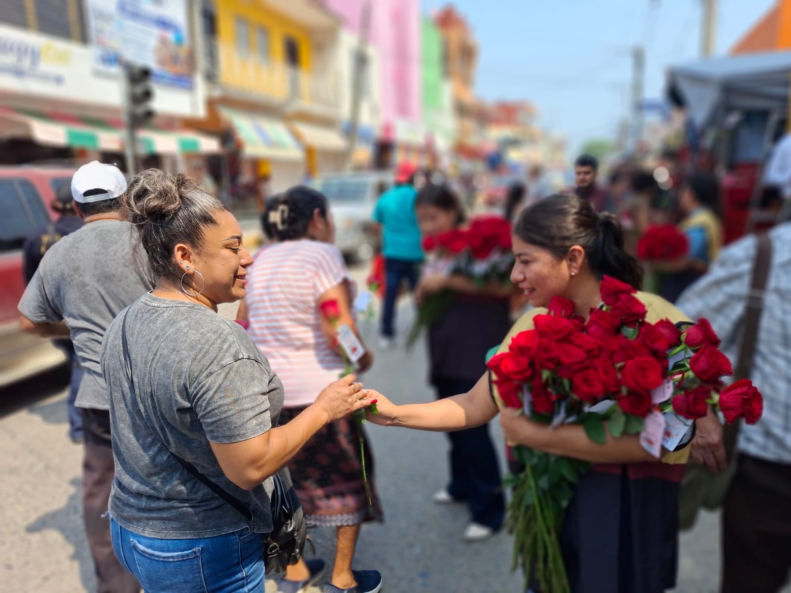 Con mariachis y flores, gobierno de Álamo felicita a las madres en su día