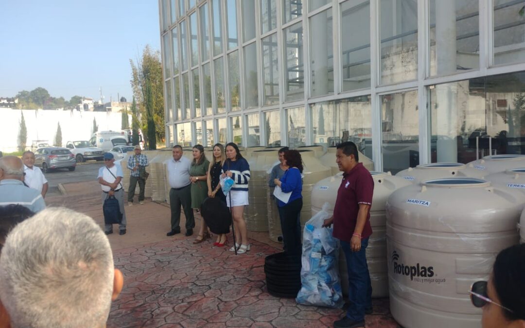 Banderilla entrega 29 tinacos subsidiados a familias con programa Mejorando Hogares