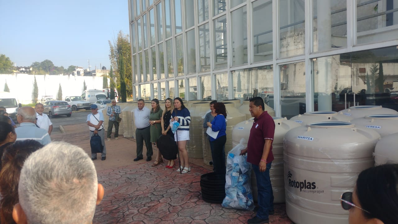 Entrega de tinacos subsidiados a familias en Banderilla como parte del programa Mejorando Hogares