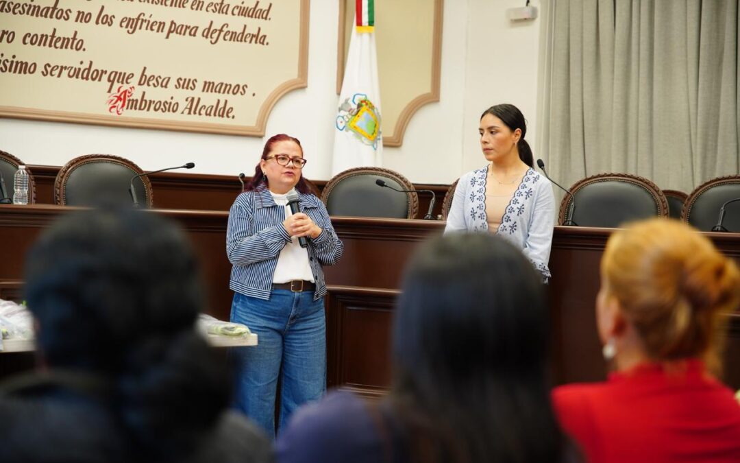 Entregan uniformes a trabajadoras de Limpia Pública en Xalapa