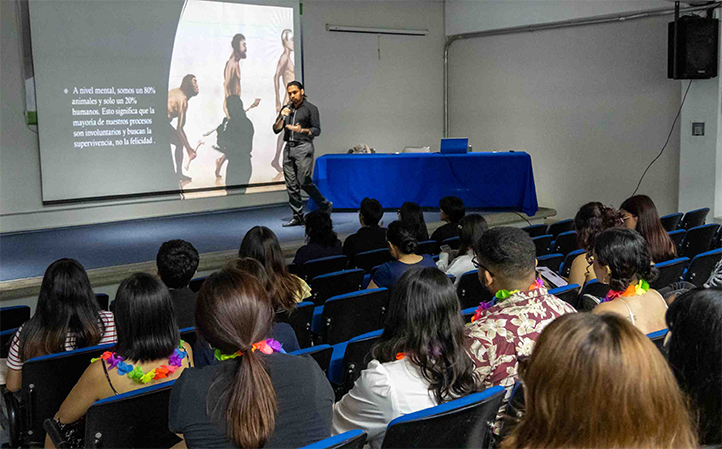 Samuel Nepomuceno Sánchez durante su ponencia en la Facultad de Psicología de la UV sobre regulación emocional en la infancia