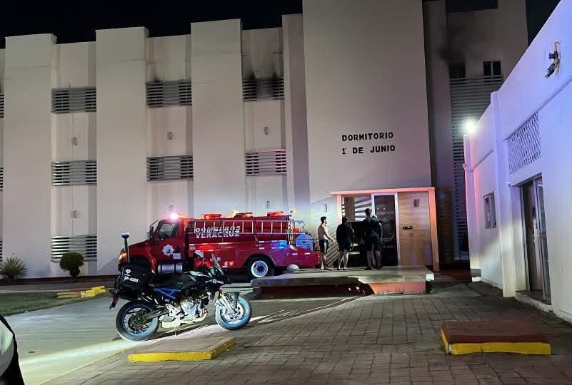 Incendio en Escuela Náutica Mercante de Veracruz deja 82 evacuados