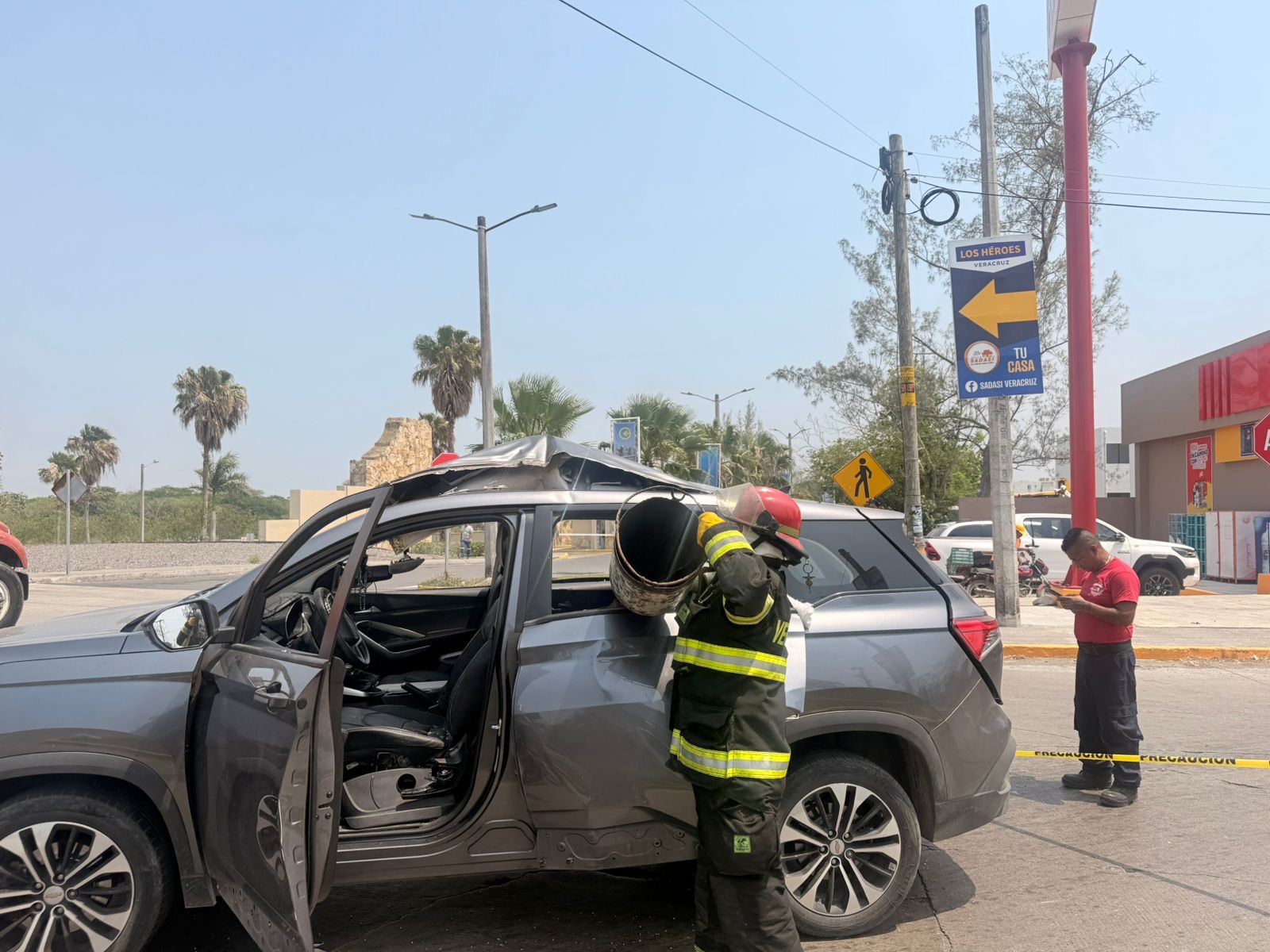 Vehículo dañado por explosión de cilindro de gas LP en Veracruz