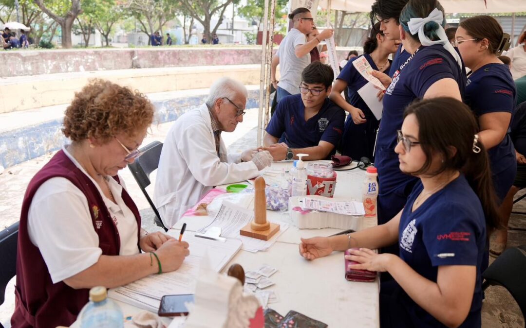 Ayuntamiento de Veracruz acerca salud y asesoría jurídica a mujeres en Valle Alto