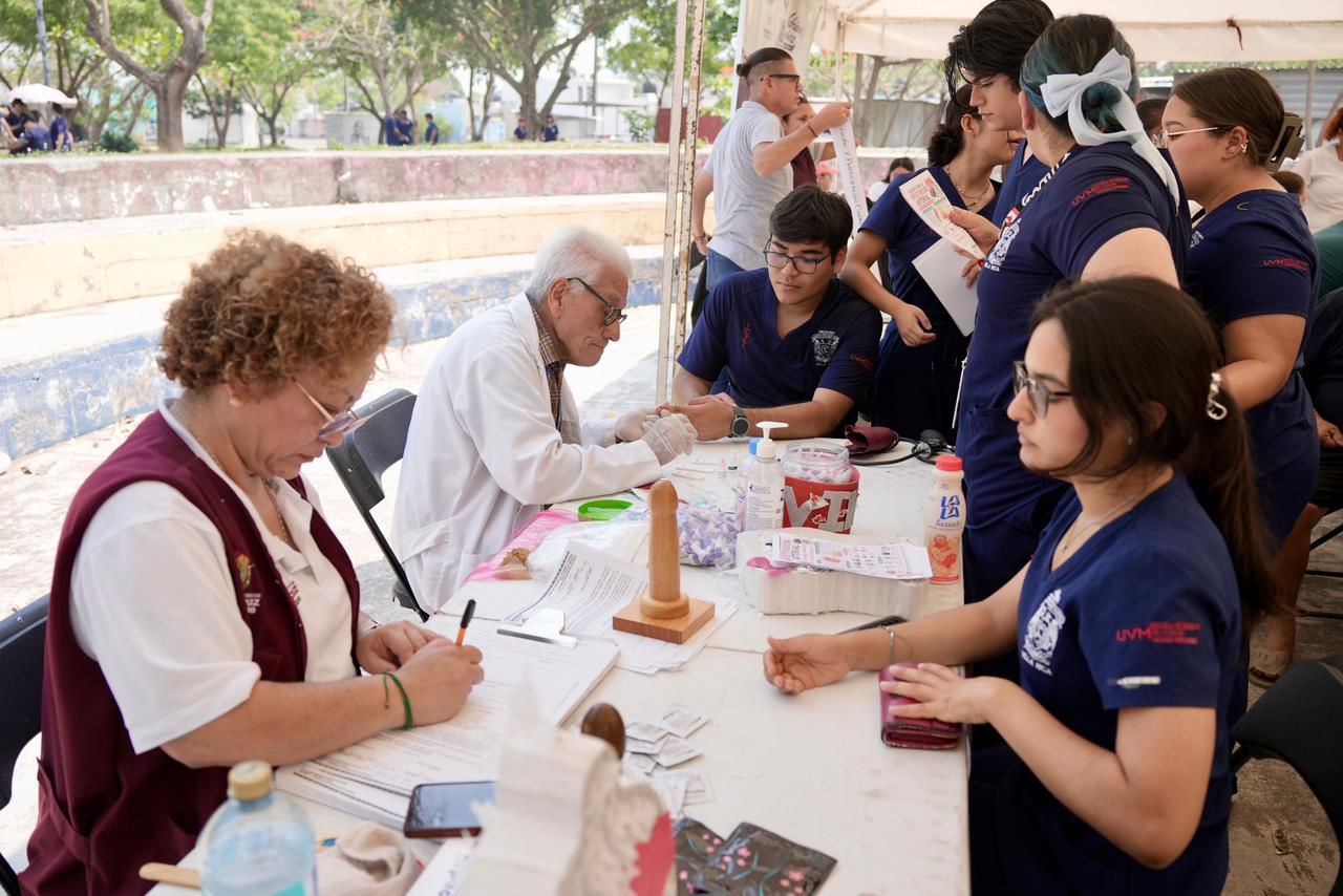 Mujeres en la Feria de la Mujer en Valle Alto reciben atención médica y asesoría jurídica gratuita