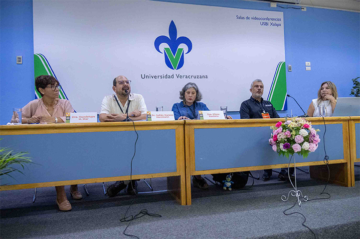 Participantes del Foro Internacional de Análisis en la USBI de la UV