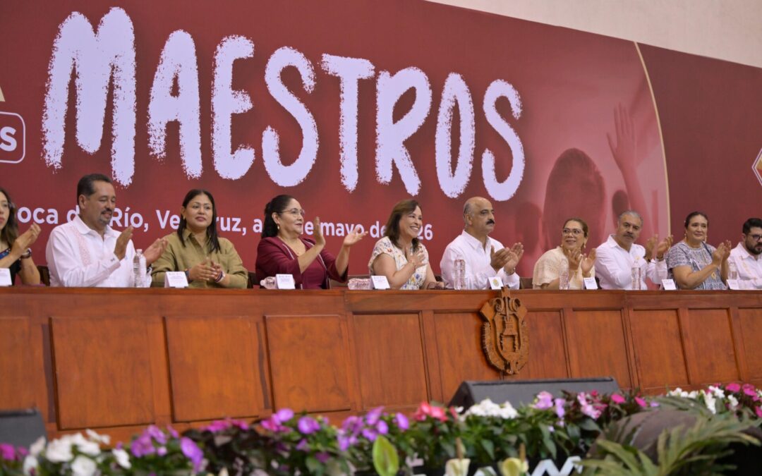 Gobernadora reconoce a maestros con aumento salarial y medallas