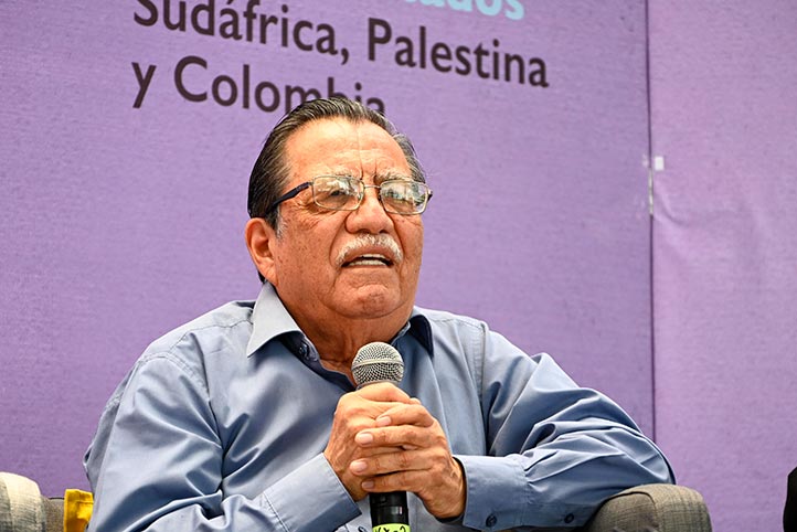 Mesa de homenaje a Sergio Galindo en la FILU 2026 con escritores y público