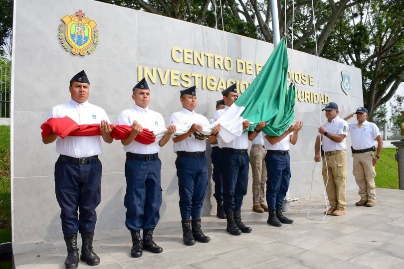 Cadetes del CEISVer en la Ceremonia de Honores a la Bandera