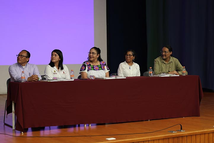 Estudiantes de Humanidades UV participan en jornada informativa sobre alfabetización de adultos