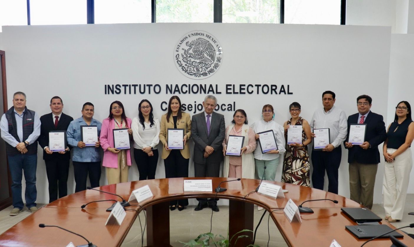 Ceremonia de entrega de diplomas de titularidad del INE Veracruz a nueve integrantes del SPEN