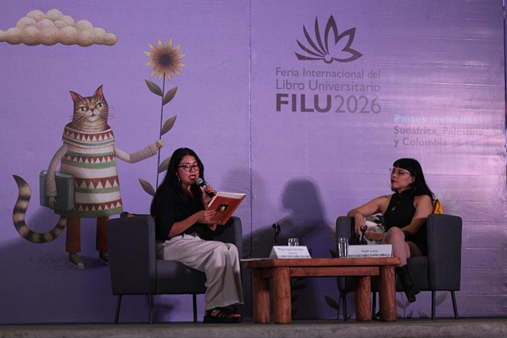 Iveth Luna Flores durante la presentación de Neblina afuera en FILU