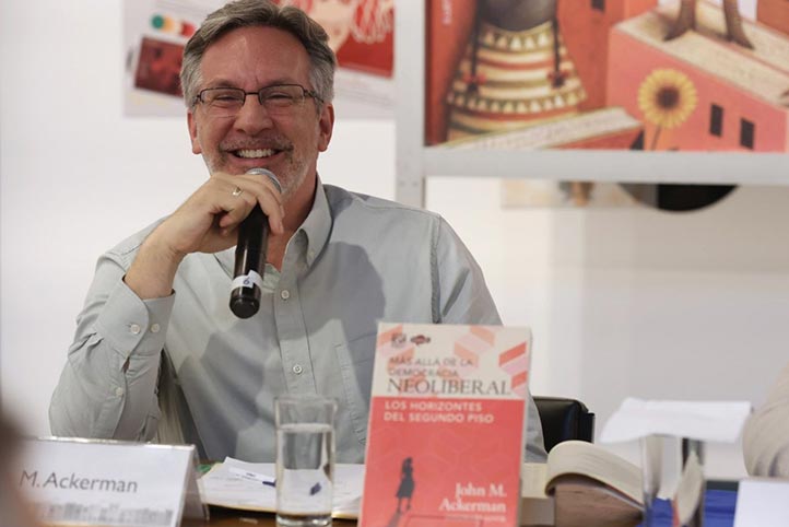 Rector Martín Aguilar presenta libro sobre democracia en FILU UV