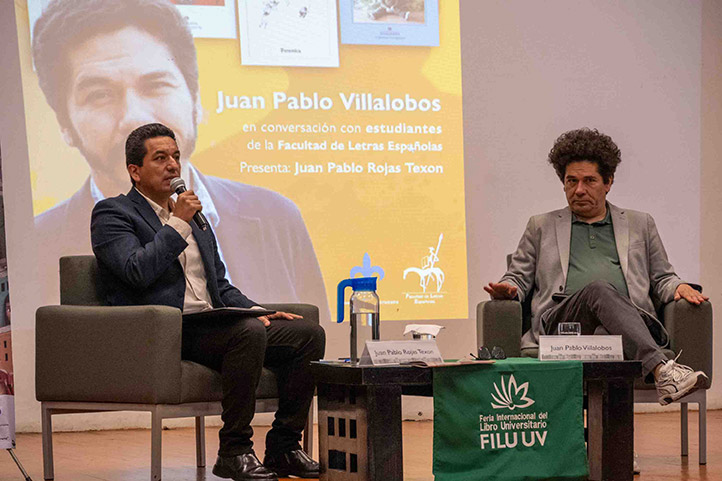 Juan Pablo Villalobos durante su charla en la Feria Internacional del Libro Universitario 2026 en la Universidad Veracruzana