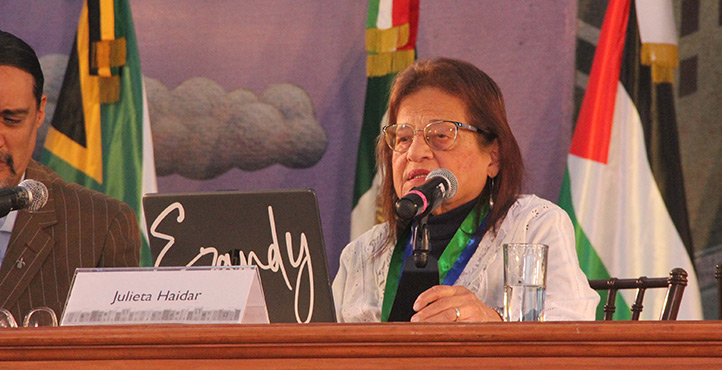 Julieta Haidar durante su conferencia magistral en la FILU 2026