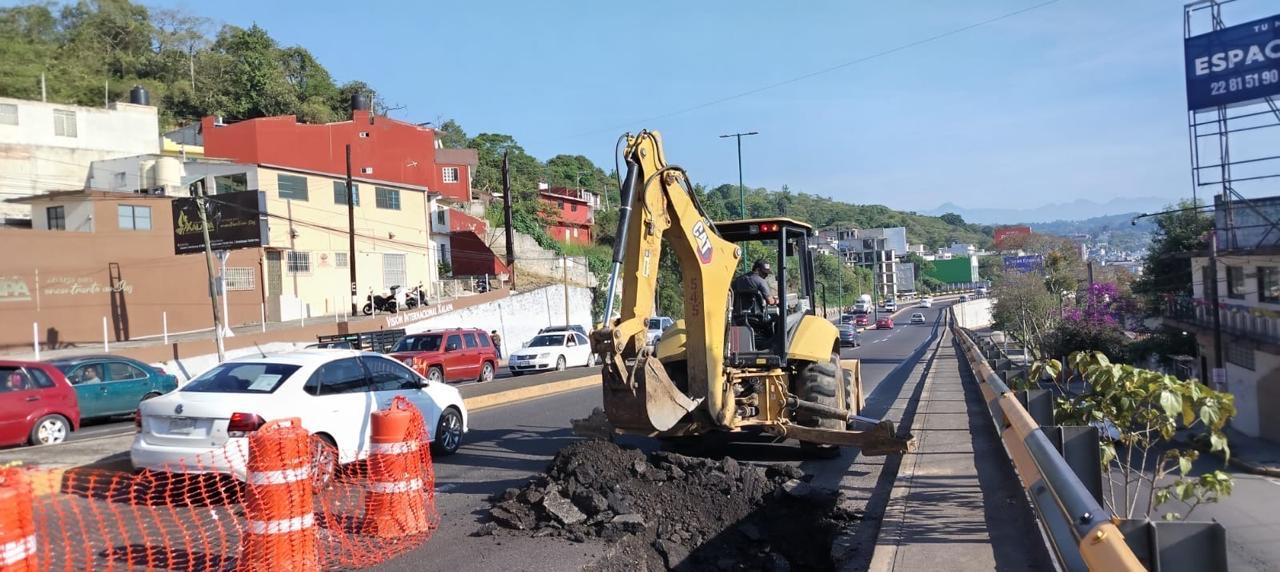 Atienden socavón en Lázaro Cárdenas con reducción de carril