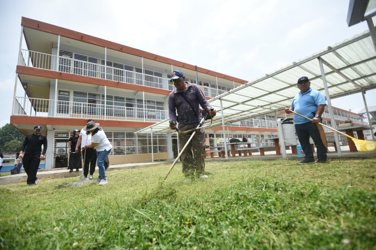 SEV realiza tequio en primaria Carlos A. Carrillo de Xalapa