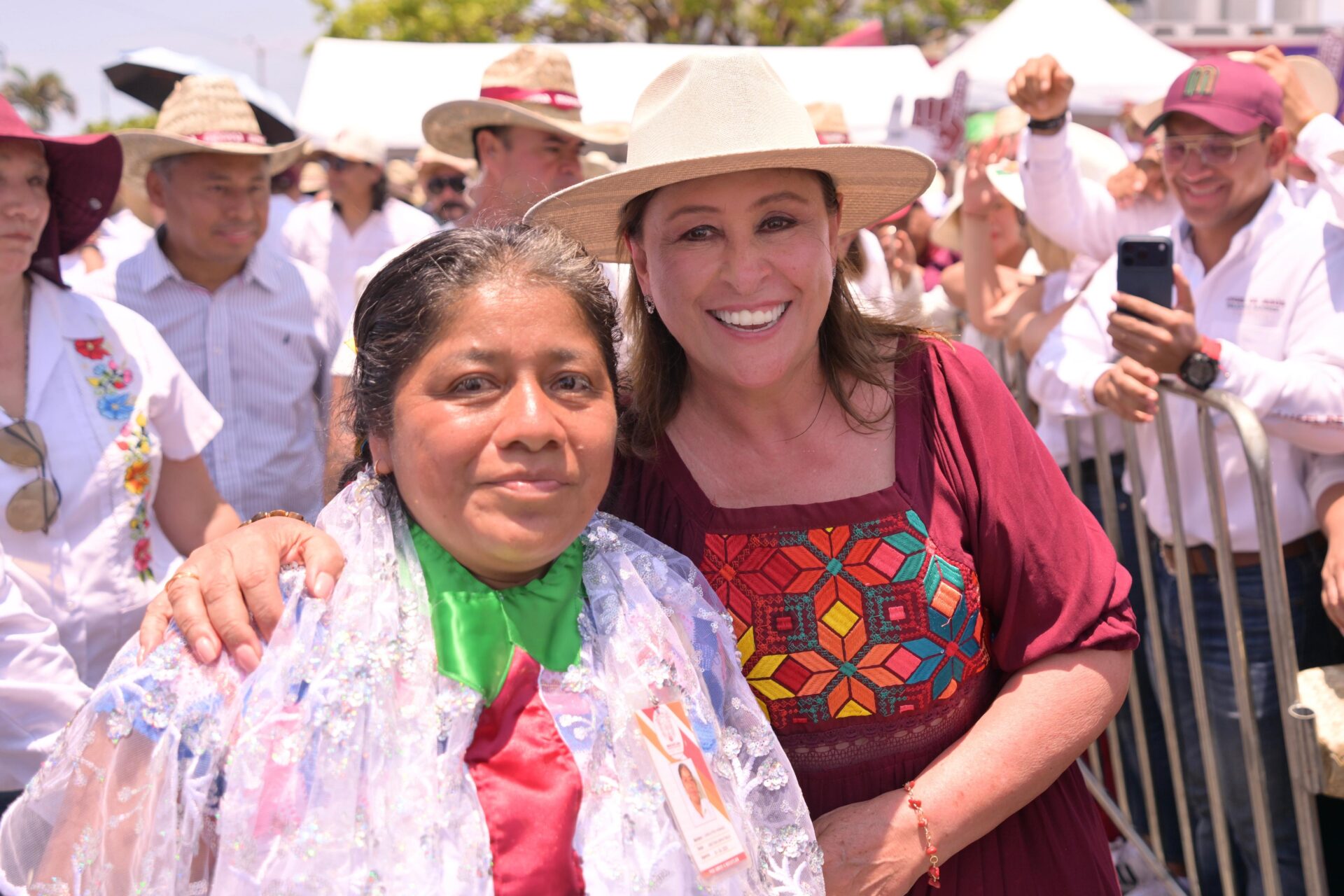 Multitud reunida en la Macroplaza del Malecón de Veracruz para apoyar a la presidenta Claudia Sheinbaum y la gobernadora Rocío Nahle