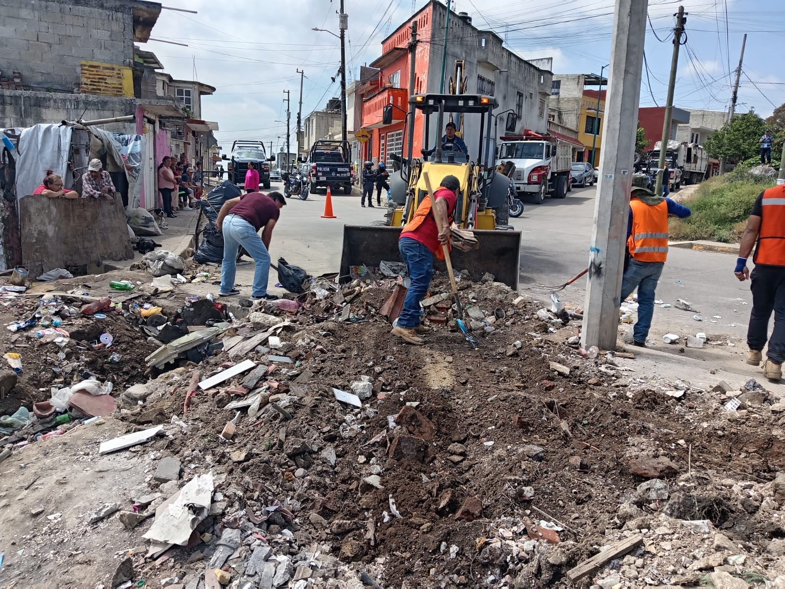 Ayuntamiento de Xalapa ejecuta operativo de limpieza en Fraternidad Antorchista