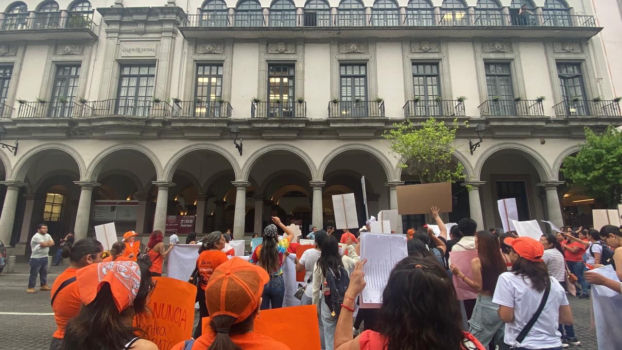 Activistas marchan por avenida Manuel Ávila Camacho en Xalapa contra maltrato animal