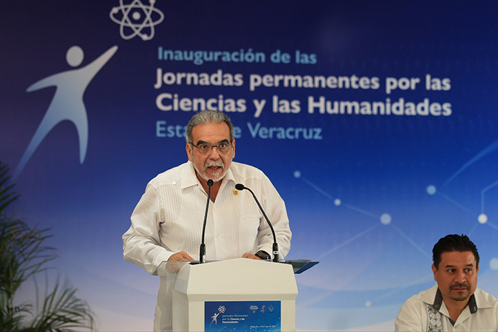 Rector Martín Aguilar Sánchez durante la inauguración de las Jornadas Permanentes por las Ciencias y las Humanidades en el Museo de Antropología de Xalapa