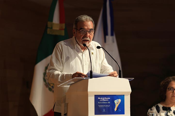 UV reconoce a docentes por trayectoria académica y humana