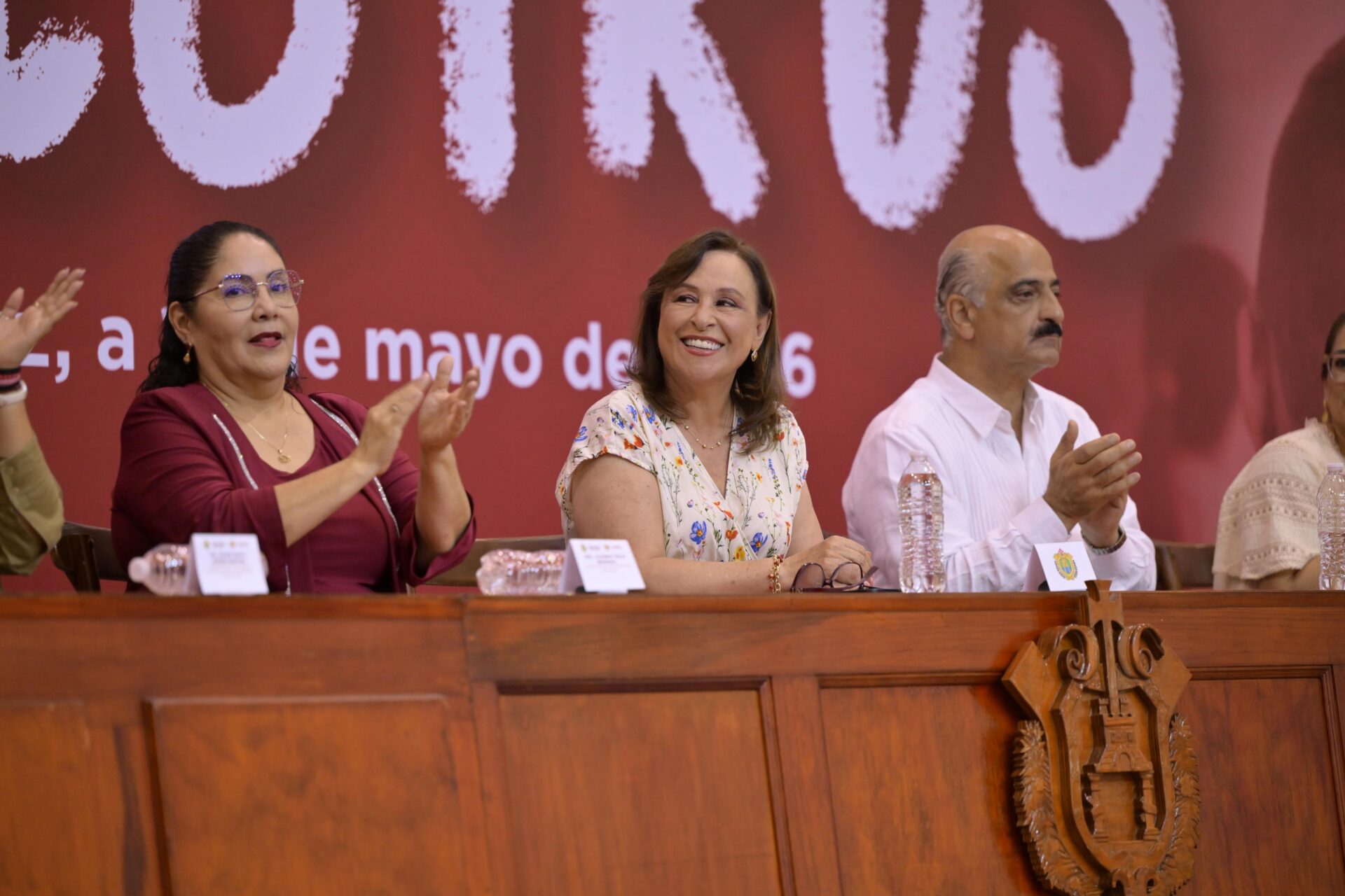 Gobernadora reconoce a maestros con aumento salarial y medallas