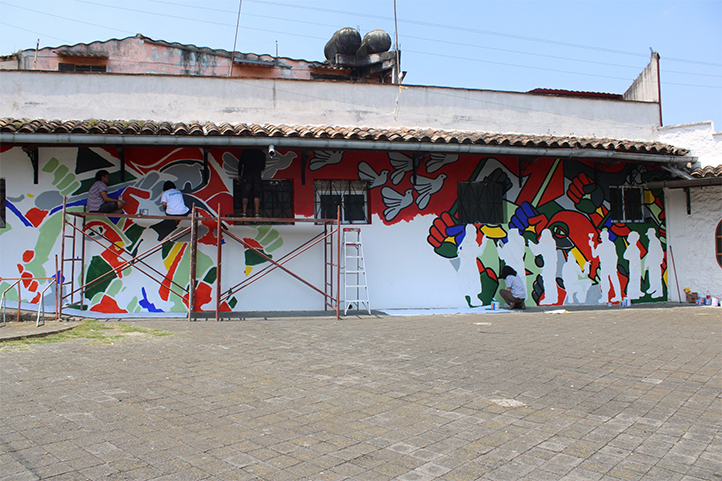 Mural del colectivo Naranjas y Limas en la FILU 2026, con referencias a movimientos sociales