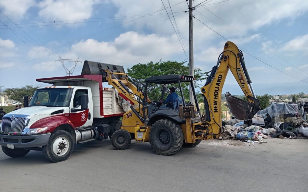 Ayuntamiento de Xalapa ejecuta operativo de limpieza en Fraternidad Antorchista